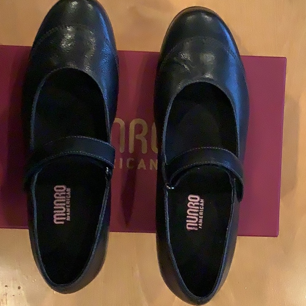 Munro alpine black leather walking show. Size 9.5 medium.  NWOT. Small wedge